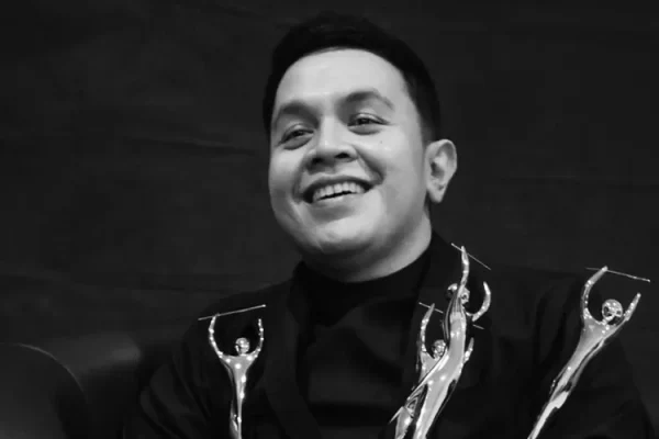 Artis Penyanyi, Asal Bukittinggi Tulus Mulai Dikenal Dengan Lagu - Lagunya yang Penuh Makna