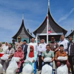 Pemkot Bukittinggi Salurkan Bantuan Sembako ke Lansia dan Disabilitas