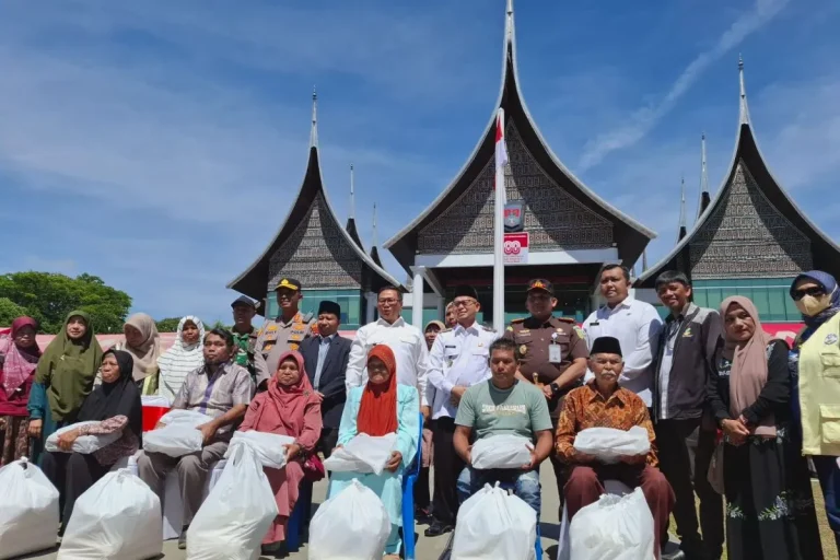 Pemkot Bukittinggi Salurkan Bantuan Sembako ke Lansia dan Disabilitas